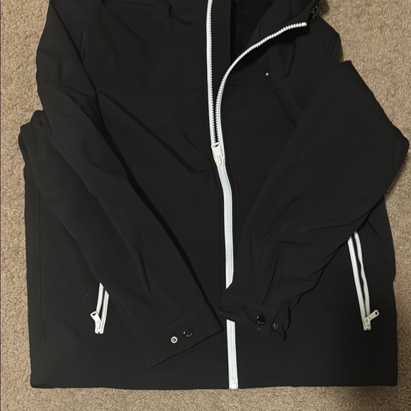 Tommy Hilfiger Black Performance Jacket with Hood and Water-Resistant Finish - Picture 3 of 4